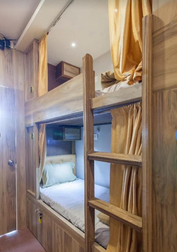Abza Deluxe Dormitory Мумбаи Экстерьер фото