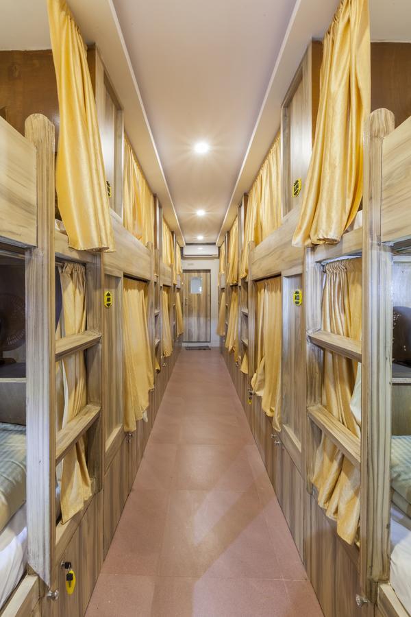 Abza Deluxe Dormitory Мумбаи Экстерьер фото