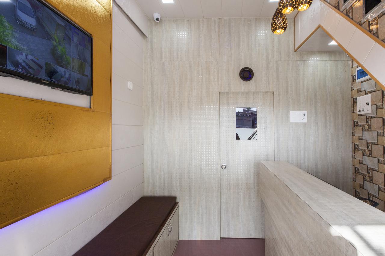 Abza Deluxe Dormitory Мумбаи Экстерьер фото