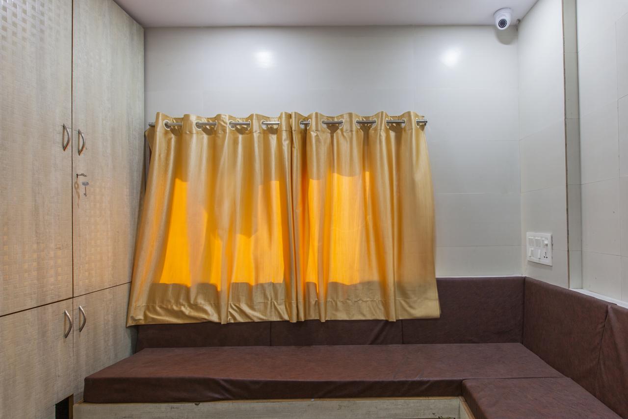 Abza Deluxe Dormitory Мумбаи Экстерьер фото