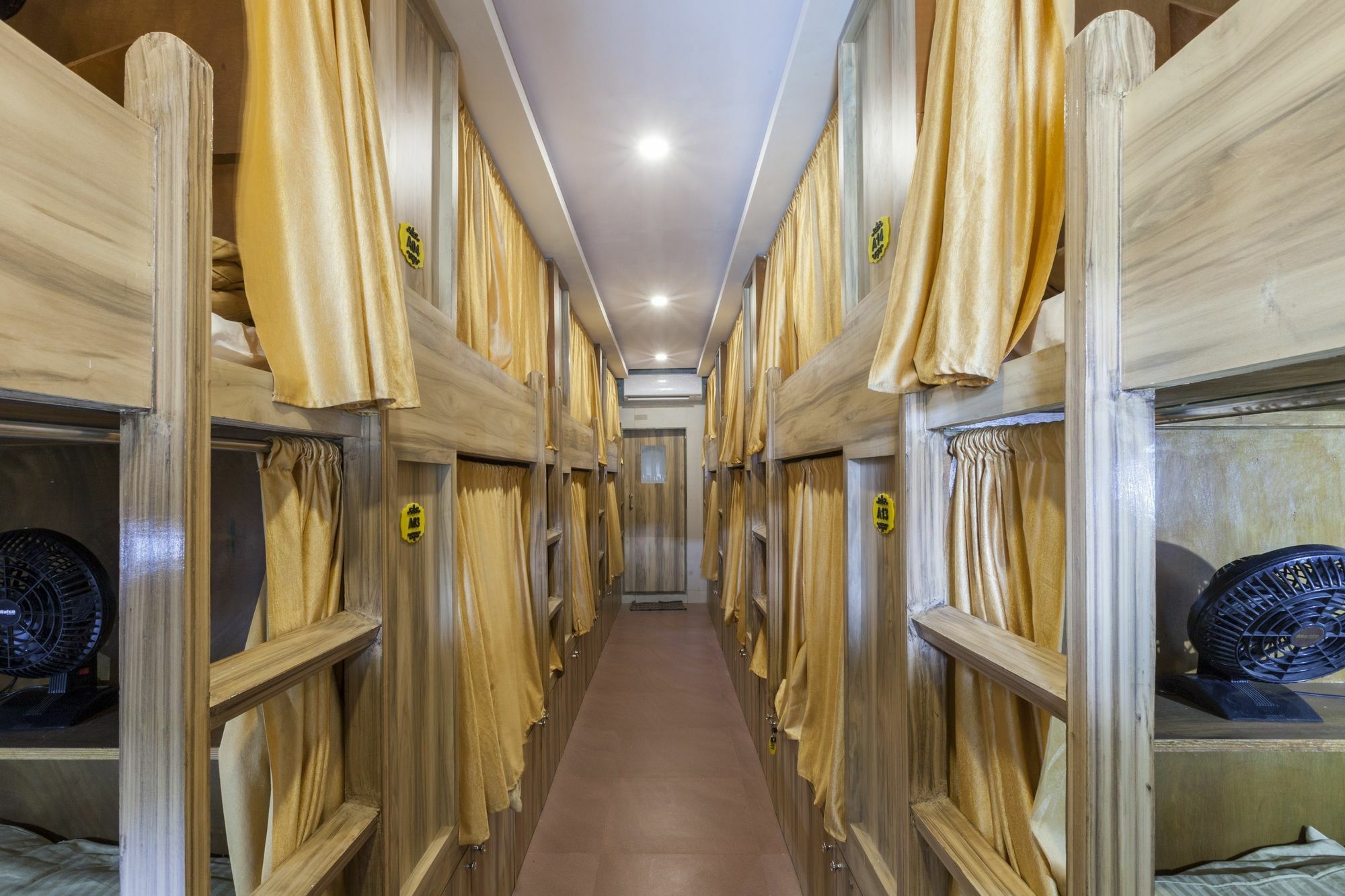 Abza Deluxe Dormitory Мумбаи Экстерьер фото