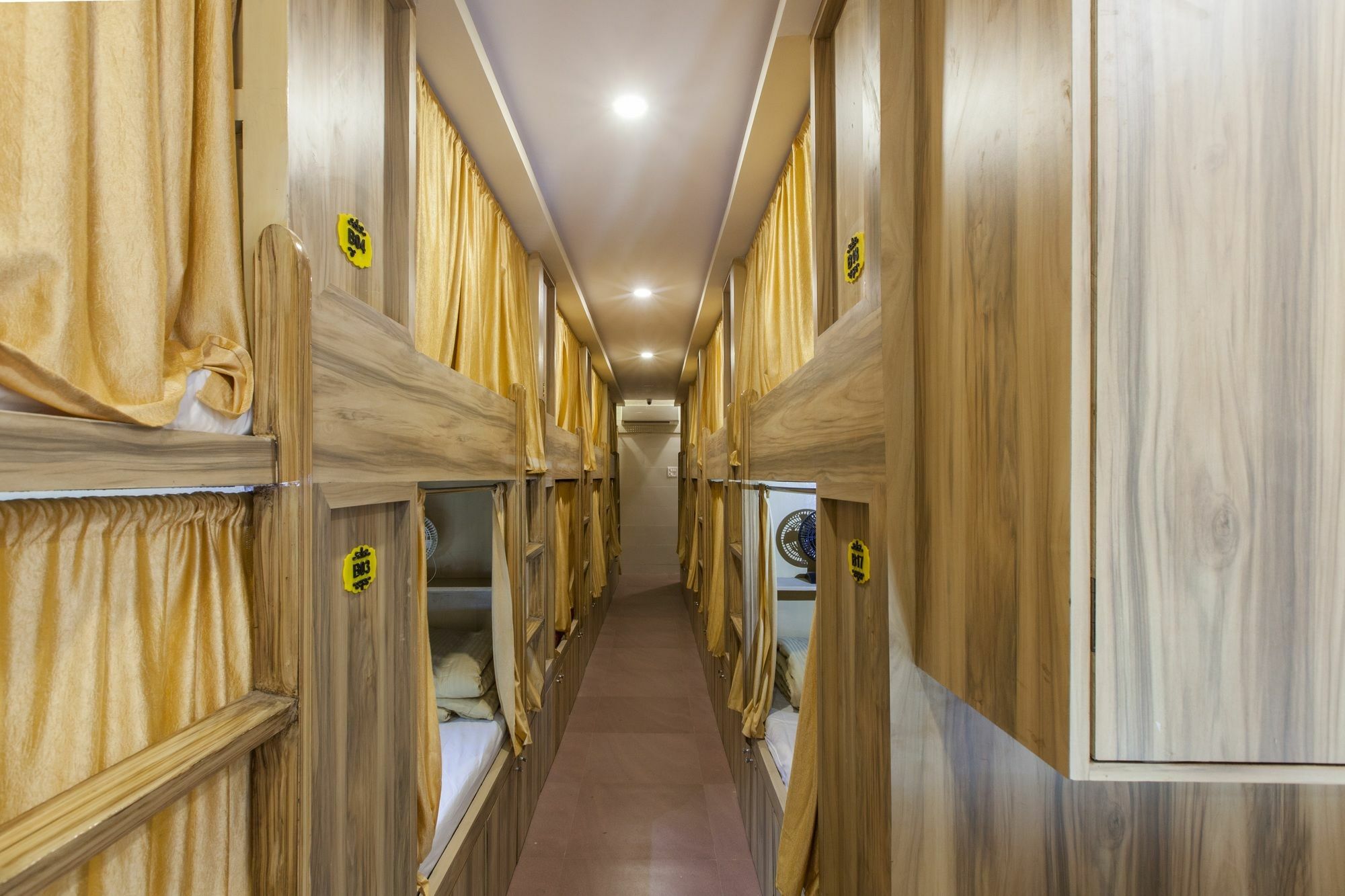 Abza Deluxe Dormitory Мумбаи Экстерьер фото